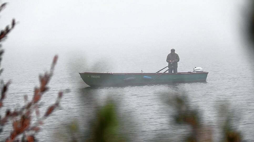 Ein Morgen Anfang Oktober bei Überlingen. Von Nebel – wie er hier einen Mann und sein Boot einhüllt – sprechen Meteorologen, ...