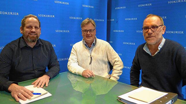 Im Redaktionsgespräch: Görwihls Bürgermeister Carsten Quednow (Mitte) mit den SÜDKURIER-Redakteuren Justus Obermeyer (links) und Markus ...