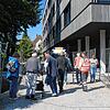 Mit dem Rollator und viel Unterstützung geht es für die Bewohner in das neue Pflegeheim auf der Mettnau.
