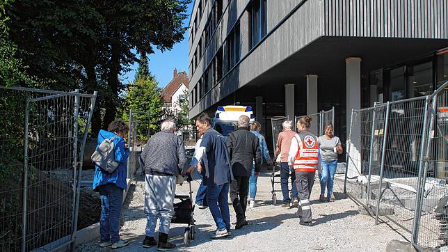 Mit dem Rollator und viel Unterstützung geht es für die Bewohner in das neue Pflegeheim auf der Mettnau.