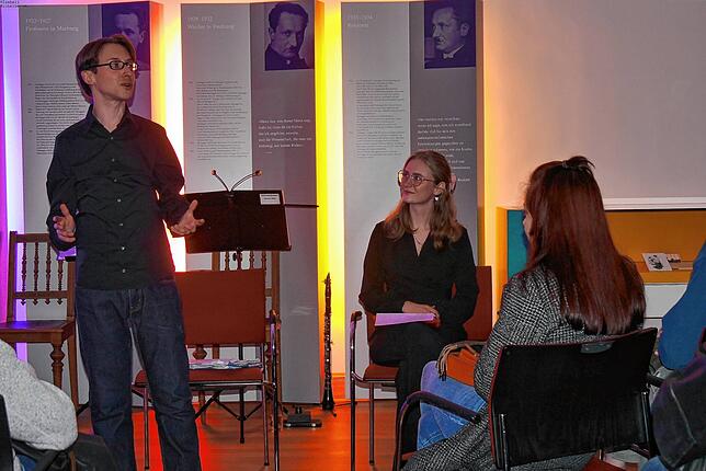 Eine weitere Spielform der Literatur präsentieren Hank M. Flemming (links) und Yasmin Hettich mit Poetry Slam.