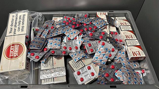 Zollbeamte stellen Zigaretten und Potenzpillen im Gepäck eines 66-jährigen Reisenden sicher.
