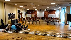 Die Aula im Gymnasium am Romäusring gilt seit Jahren als sanierungsbedürftig.