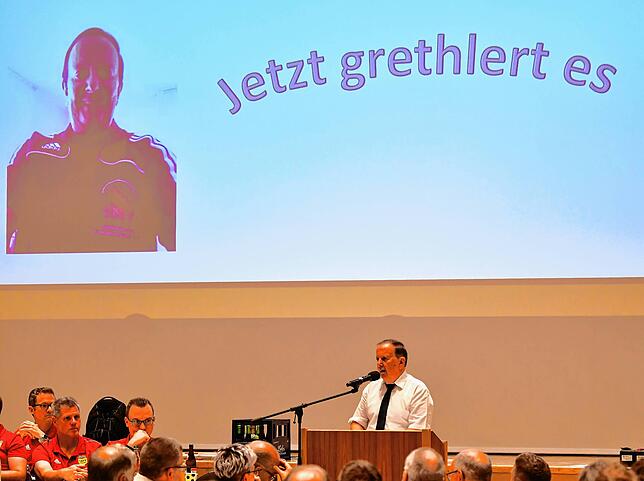 Bild 9: Schiedsrichter verabschieden Dieter Grethler am Bezirkstag – und wir haben Fotos