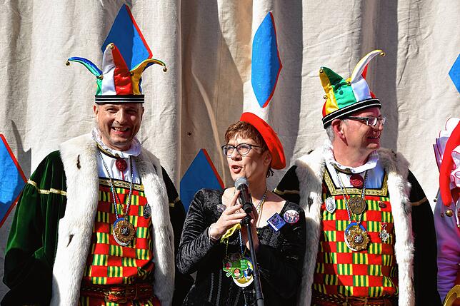 Bild 14: Bilder von AKK bei der Brauchtumsvorführung und gemeinsam mit Bürgern, die Geschenke hatten