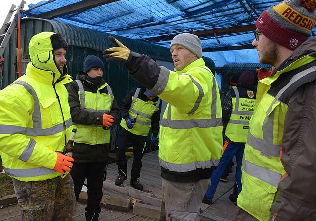 Bild 4: Bis der Funken trotz Sturmtiefs brennt: Unterwegs mit der Funkenmannschaft Markdorf
