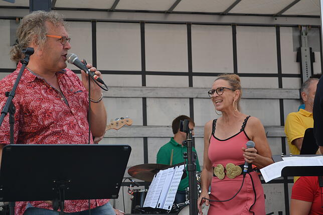 Jacqueline Wolf und Thomas Umbscheiden unterstützen die doubletown Musiker mit ihren beeindruckenden Stimmen.