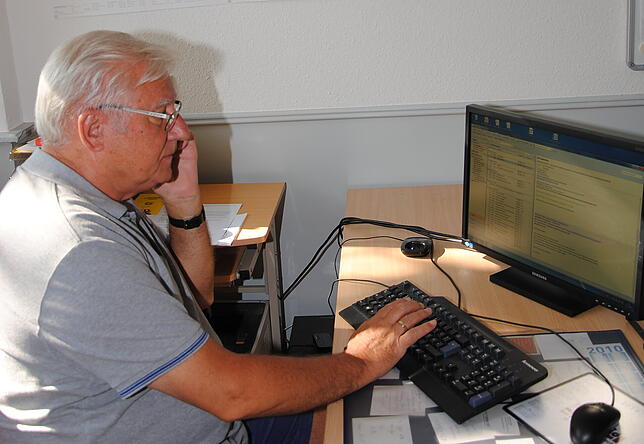 Fred Thelen, heute Ortsvorsteher von Wallbach, Gemeinderat in Bad Säckingen und Kreisrat, sitzt an seinem Schreibtisch im Rathaus Wallbach.