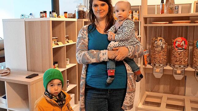 Melanie Kube freut sich auf die Eröffnung des Unverpackt-Ladens Melvi&lsquo;s in der Stockacher Oberstadt. Mit ihr auf dem Bild sind ...