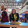 Olympiateilnehmerin Danile Maier (Mitte) trägt sich, umrahmt von Trachtenträgern und Bürgermeister Josef Herdner (links), in das Goldene ...