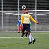 Augen zu und durch: Der Donaueschinger Aaron Mößner im Kopfballduell gegen Dennis Raff (vorne) von der SG Dettingen-Dingelsdorf