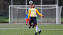 Augen zu und durch: Der Donaueschinger Aaron Mößner im Kopfballduell gegen Dennis Raff (vorne) von der SG Dettingen-Dingelsdorf