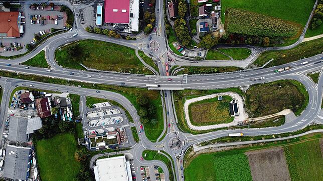 Der Knoten zwischen B31-neu und L200 ist derzeit noch ein Provisorium. Ab Montag, 25. September, wird hier gebaut. Die Kreisverkehre ...