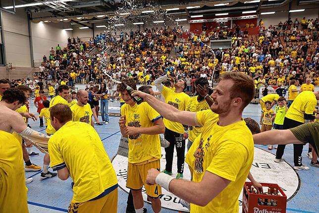 Bild 32: HSG Konstanz feiert den Aufstieg in die 2. Handball-Bundesliga. Bilder vom Spiel gegen Hildesheim