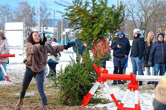 Bild 8: In Marbach fliegen die Weihnachtsbäume durch die Luft