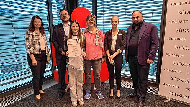 1000 Euro: Tennisclub Erzingen für Trainingsequipment (von links): Silvia Knöpfle, Direktorin Privatkunden, Markus Baier, Leiter ...