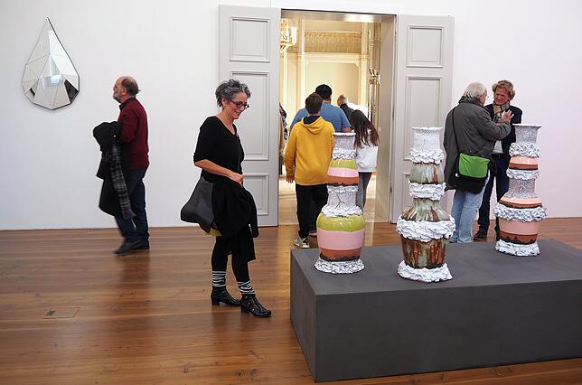 Unter den 200 Vernissagebesuchern ist auch die Trossinger Künstlerin Dorothee Pfeifer (2. von links), die Trägerin des Kunstpreises der ...