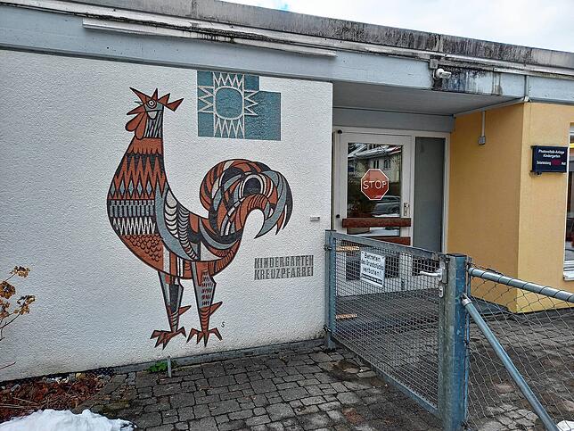 Stop: Ein großes Warnschild verbietet das eintreten in den Kindergarten ohne Anmeldung. Eltern geben ihre Kinder an der Tür ab.