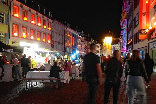 Rote Lampions zauberten eine romantische Sommernacht auf die Kaiserstraße.
