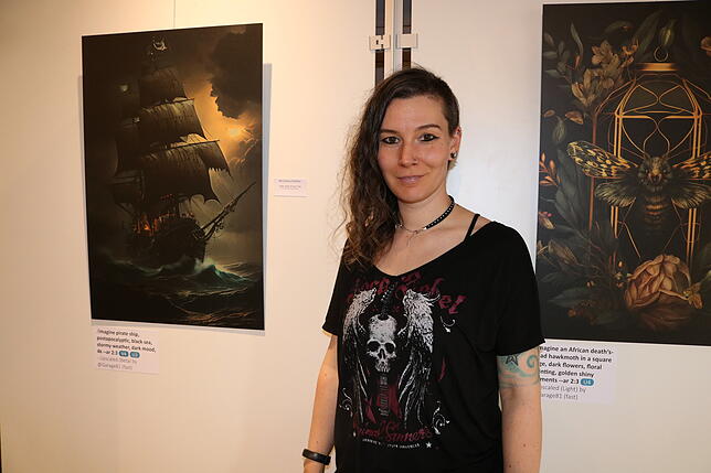 Michaela Kübler, hier zwischen ihren Werken in der Ausstellung – aufgenommen im März vor der Eröffnung.