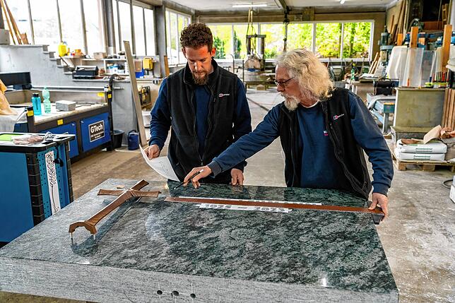 Vater und Sohn Schmiechen bei der gemeinsamen Arbeit in der Steinmetz-Werkstatt.