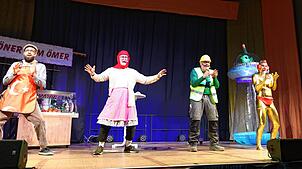 Einer der Höhepunkte des kurzweiligen Abends in der Allensbacher Bodanrückhalle: die dialektale Vielfalt dank „Zwei Komponentenspray“ ...