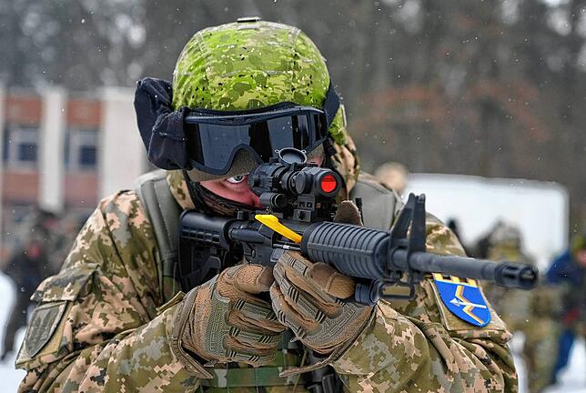 Ein Mitglied der ukrainischen Territorialen Verteidigungskräfte. Aus Furcht vor einer russischen Invasion haben sich in den letzten ...
