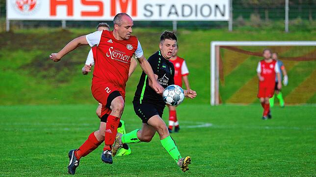 Das Hinspiel gewann der FC Steißlingen (rechts Paul Baumann) mit 4:0 gegen den SV Deggenhausertal (Benedikt Caspari).