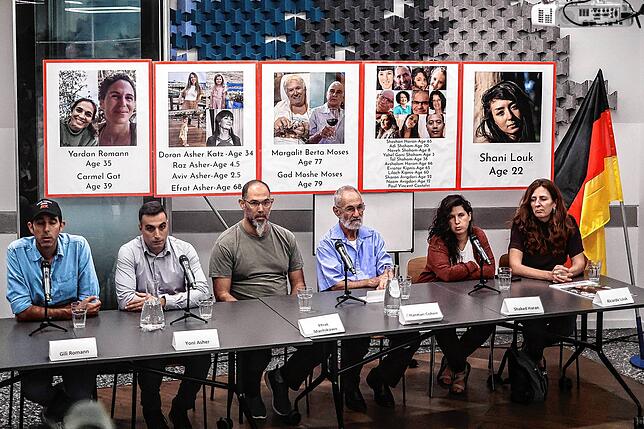 Angehörige von Geiseln, die während des Hamas-Angriffs entführt wurden, sprechen auf einer Pressekonferenz nach einem Treffen mit dem ...
