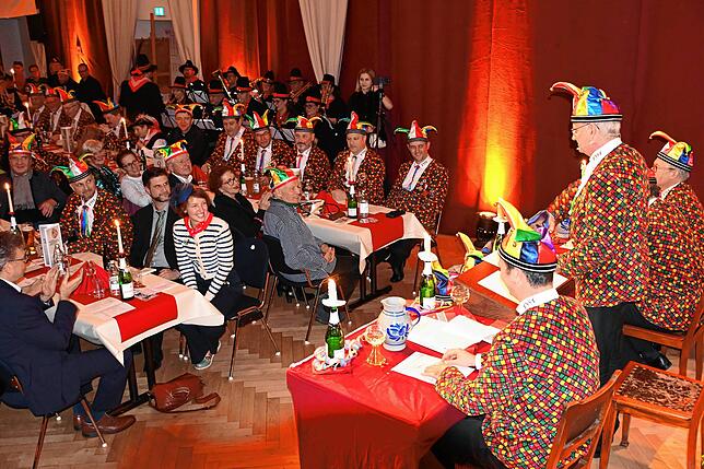 Narrenrichter Jürgen Koterzyna begrüßt die neue Bürgermeisterin Susen Katter und ihren Mann André, die ganz vorne sitzen.