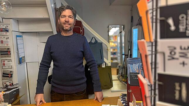 Stefan Niethammer vom „Blässhuhn“ in Konstanz ist Opfer von falschen Internet-Shops geworden. Er mahnt – gerade in Zeiten des Black ...