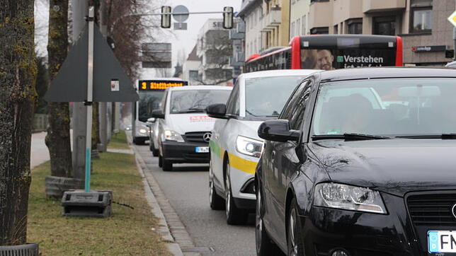 Weniger Autos, mehr ÖPNV, bessere Luft, wenn der Nahverkehr kostenfrei ist? Ob die Rechnung so einfach aufgehen kann, wird in ...