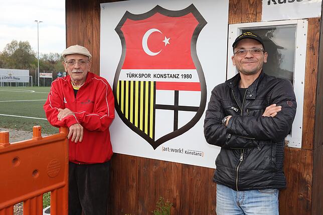 Ali Mehmet Kocer und sein Sohn Cem vor dem Kassenhäuschen des Türkischen SV Konstanz.