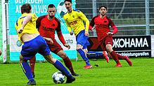 Achim Schwellinger (rechts hinten, hier im Trikot des FV Walbertsweiler-Rengetsweiler) kehrt zum TSV Aach-Linz zurück.