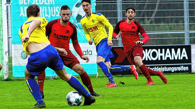 Achim Schwellinger (rechts hinten, hier im Trikot des FV Walbertsweiler-Rengetsweiler) kehrt zum TSV Aach-Linz zurück.