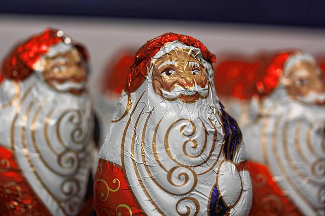 Auch das ist kein Nikolaus: Dieser Herr mit Riesenbart steht bei Aldi zum Verkauf. Dass er Geschenke bringt, ist nur schwach angedeutet.