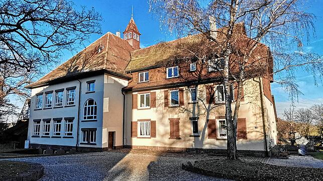 Im früheren Lehrerwohnhaus, dem Anbau an die Grundschule in Mönchweiler, sollen Flüchtlinge Wohnraum finden. Das kündigt Bürgermeister ...