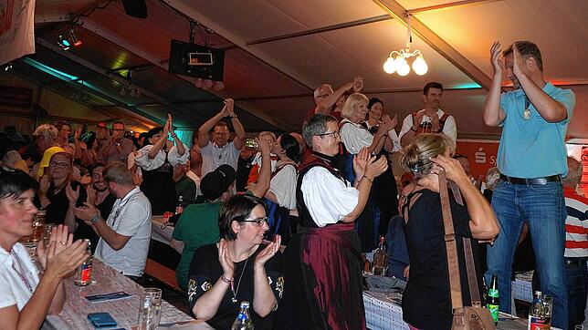 Dass beim Feiern &ndash; hier im Chilbifestzelt in Waldshut 2019 &ndash; nichts aus dem Ruder läuft, ist Ziel der Kampagne Nachtsam. ...