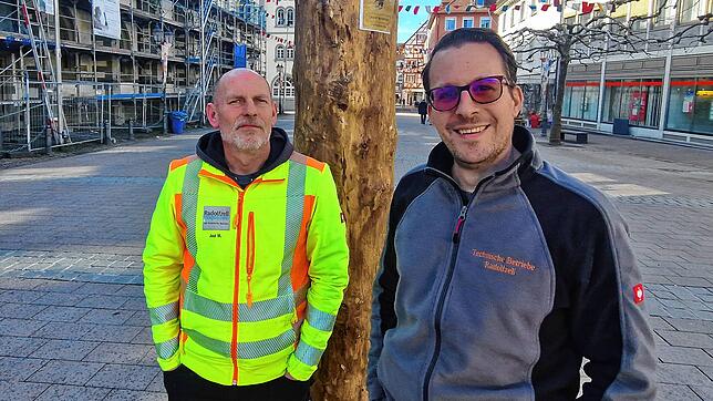 Mario Jost (links) und Ferdi Cihan. Beide arbeiten bei den Technischen Betrieben in Radolfzell, die unter anderem für die Reinigung des ...
