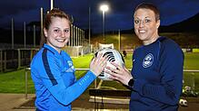 Die Kickerinnen Gina Röhm und Luisa Radice (von links) spielen beim Hegauer FV in der Oberliga.