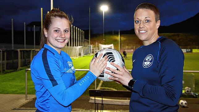 Die Kickerinnen Gina Röhm und Luisa Radice (von links) spielen beim Hegauer FV in der Oberliga.