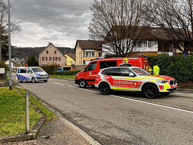 Eine Frau wird im März 2023 durch Schüsse in Windisch verletzt: Hier ein Bild vom Großeinsatz der Polizei.