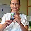 Yuri-Mitgründerin Maria Birlem mit einem der Minilabore ohne Hülle.
