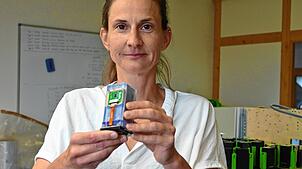 Yuri-Mitgründerin Maria Birlem mit einem der Minilabore ohne Hülle.