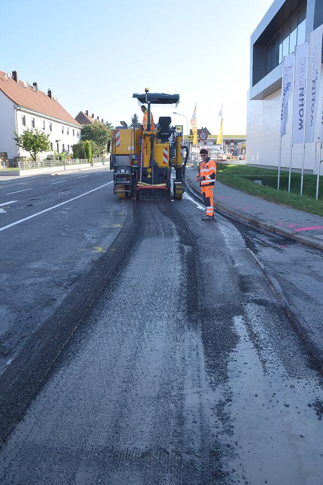 Hier sind die ersten drei Meter in drei Etappen von der Fahrbahn abgefräst.