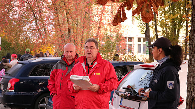 Die Aktion Elterntaxi gilt in der Bilanz als Erfolg. Reinhard Streuber (links), Uwe Witfer und Burcu Kozanoglu warten auf Autos, die an ...