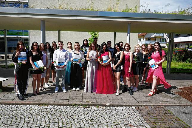 Bild 1: Schüler aus der Bodensee-Region freuen sich über ihre Abschlusszeugnisse &ndash; hier gibt&lsquo;s ihre Bilder