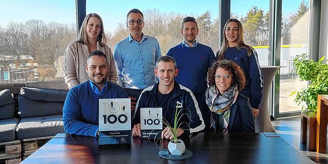 Freuen sich stellvertretend für die insgesamt rund 700 Transco-Mitarbeiter über die Auszeichnung mit dem &bdquo;Top 100-Siegel&ldquo;: ...