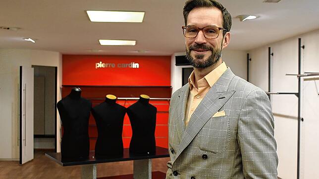 Marco Totzek wird für neues Leben in den Räumen von Schmoll Herrenmode in der Karlstraße sorgen. Er übernimmt das Geschäft und bringt ...