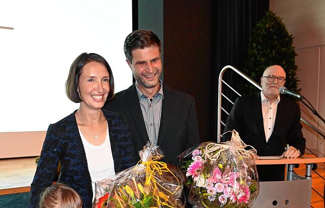 Susen und André Katter haben beide Blumen erhalten. Am Rednerpult steht Bürgermeister Rainer Stolz.